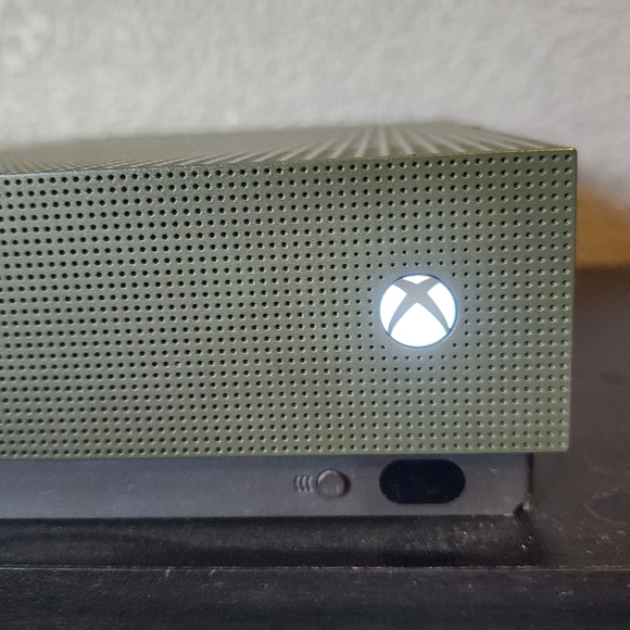 Xbox One S, 1 TB, 4K-HDR 1 CONTROLLER - Picture 3 of 3